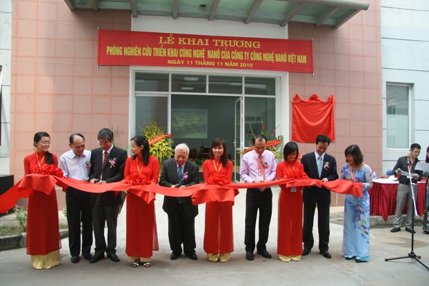 Giáo sư – Viện sỹ Nguyễn Văn Hiệu cắt băng khánh thành phòng R&D của Vinanotech (Công ty trực thuộc Công ty Quốc tế IQCT) (11/2010)