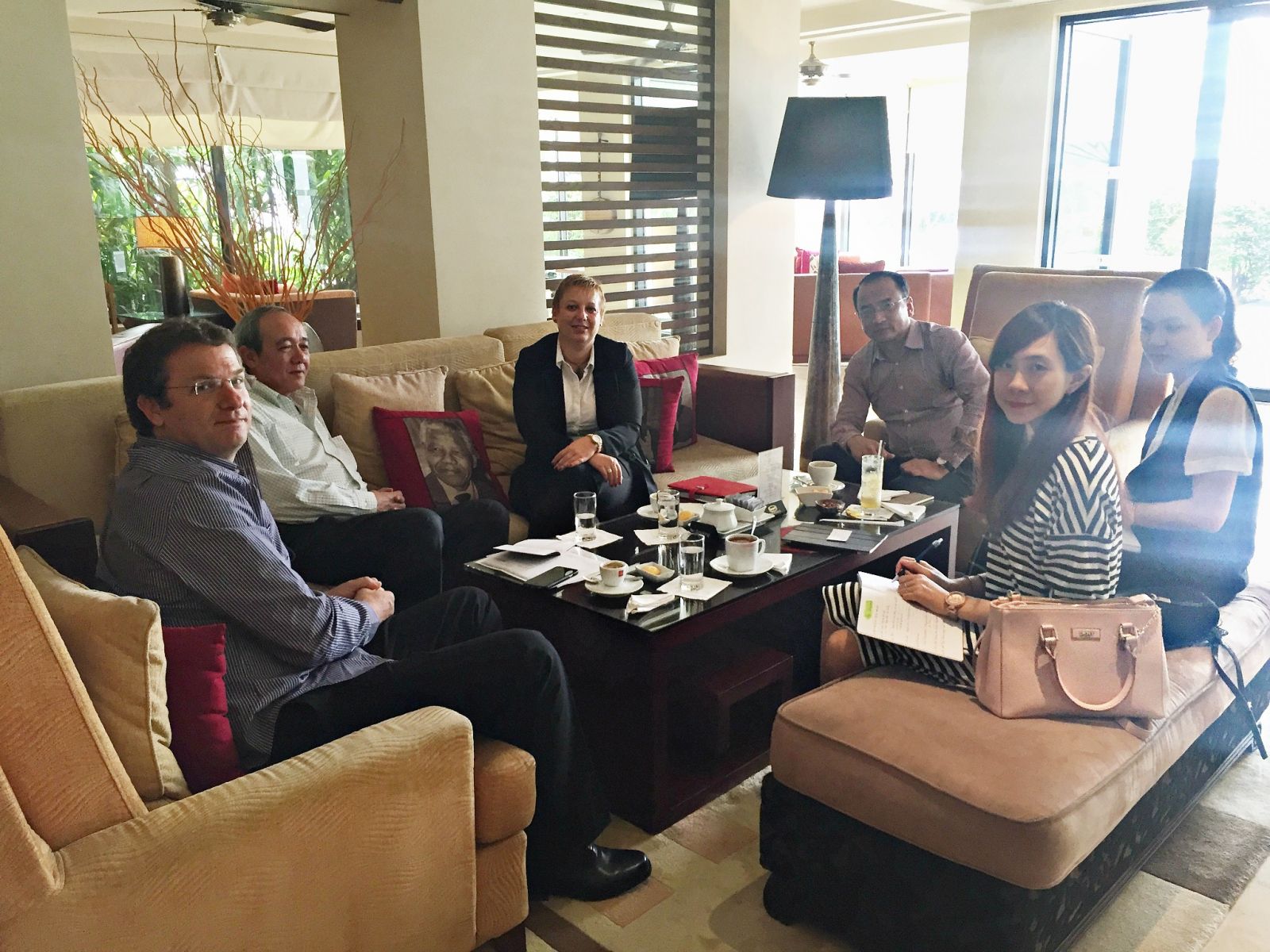 Chủ tịch Công ty Quốc tế IQCT làm việc với Cô Loreen – Tổng Giám đốc khu vực châu Á của Tập đoàn Orca tại Hà Nội (4/2016)