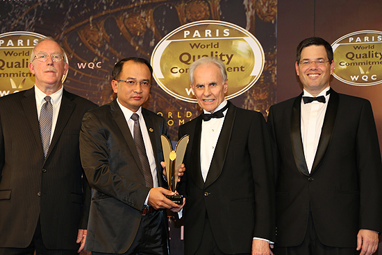 CÔNG TY QUỐC TẾ IQCT giành giải vàng Giải thưởng Cam kết Chất lượng Thế giới của Tập đoàn BID tại Paris 2013